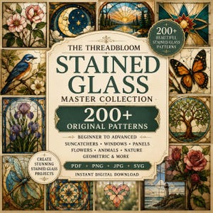 Op de afbeelding: Een digitale collectie getiteld The Threadbloom Stained Glass Master Collection met meer dan 200 originele patronen. De centrale tekst is omringd door diverse glas-in-loodontwerpen, waaronder bloemen, een maan, een vogel, een vlinder en een vuurtoren.