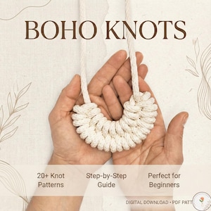 Può includere: Una collana in macramè color crema con un design a semicerchio è tenuta in mani aperte. Il testo "BOHO KNOTS" è in alto. Sotto, le parole "20+ Knot Patterns", "Step-by-Step Guide" e "Perfect for Beginners".