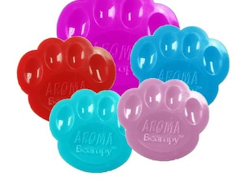 Puede incluir: Una colección de coloridos difusores de aromaterapia con forma de pata. Los difusores son de color rojo, azul, rosa y morado. Cada difusor tiene el texto "AROMA Bearapy" impreso.