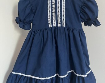 Vestido vintage de Disney de Winnie the Pooh azul marino y blanco con lazo en la espalda.