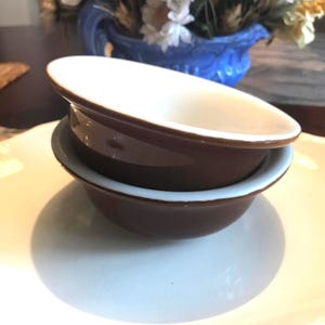 Vintage Pair Of Brown And White 5 1/4” Cereal Or Dessert Bowls Kitchen Cupboard Display Soup Hall