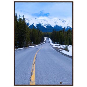 Poster incorniciato di Kananaskis Winter Road – Mountain Forest Art