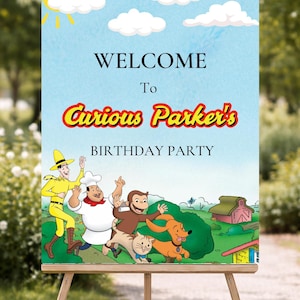 Può includere: Un cavalletto di legno che espone un cartello di benvenuto per "Curious Parker's Birthday Party". Il cartello presenta illustrazioni di personaggi dei cartoni animati e il testo "WELCOME To Curious Parker's BIRTHDAY PARTY" su uno sfondo di cielo blu con nuvole e un sole.
