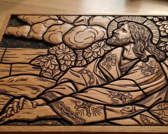 Representación artística de Jesucristo en un jardín, tallada en madera, con oración.