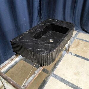 Nero Marquina svart marmor handfat väggmonterat natursten handfat i zebraven för modern lyxig badrumsdesign