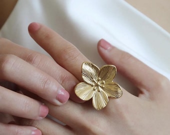 Golden Flower Ring: 18K Gold Plated Stainless Steel Boho Jewelry