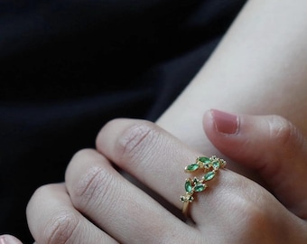 Anel vazado com folha de esmeralda: pedra preciosa verde banhada a ouro 18K, ideal para aniversários ou Dia das Mães.