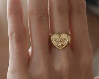 Anel de sinete em ouro com coração e anjo, de inspiração vintage, ideal para aniversários ou Dia das Mães.