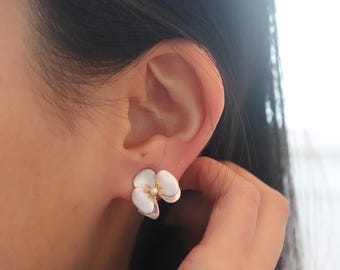 Orecchini a lobo con fiore bianco, delicati gioielli floreali con perle