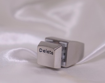 Anel em prata de lei com a tecla Delete, joia inspirada em teclados, design moderno.