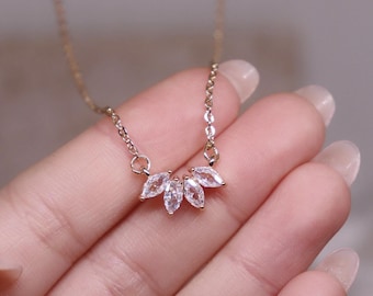 Colar delicado de diamantes Marquise: design de pétalas de flores CZ - ouro ou prata