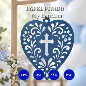 Może przedstawiać: Ciemnoniebieska ozdoba w kształcie serca z wyciętym laserowo wzorem krzyża, kwiatów i zawijasów. Tekst PAPEL PICADO | My Baptism znajduje się nad sercem, a cztery niebieskie koła z oznaczeniami EPS, DXF, SVG i PNG są na dole.