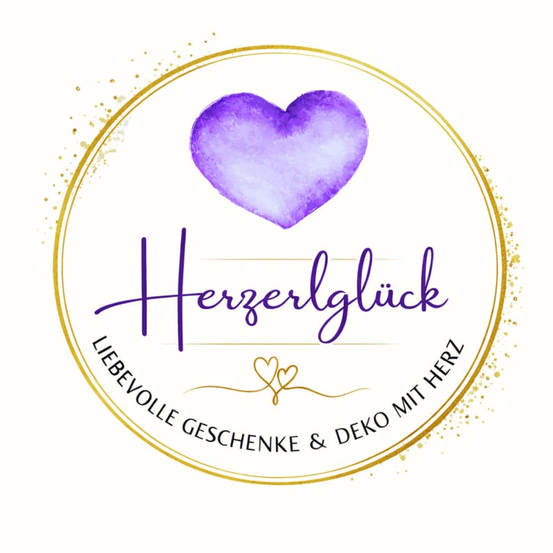 Puede incluir: Logotipo circular con borde dorado y un coraz&oacute;n morado en la parte superior. La palabra "Herzerlgl&uuml;ck" est&aacute; escrita en cursiva debajo del coraz&oacute;n. El texto "LIEBEVOLLE GESCHENKE & DEKO MIT HERZ" est&aacute; escrito alrededor del c&iacute;rculo.