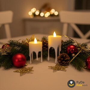 Può includere: Due candele a LED bianche con un design a cera gocciolante sono il punto focale di un'ambientazione natalizia. Ornamenti rossi, pigne e decorazioni a stella dorata circondano le candele. La scena è ambientata su una superficie bianca.