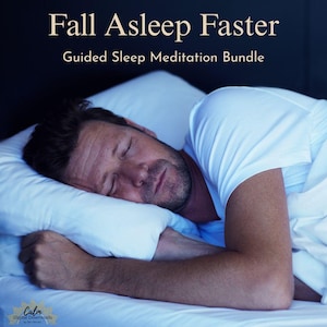 Puede incluir: Un hombre dormido sobre una almohada blanca y bajo una sábana blanca. La imagen tiene texto que dice "Fall Asleep Faster" y "Guided Sleep Meditation Bundle". La imagen también tiene el logotipo de "Calm Digital Downloads".