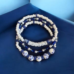 Blått och vitt porslinspärlarmband: Grekiskt inspirerade smycken