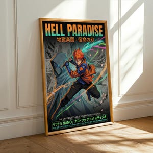 Op de afbeelding: Een ingelijste anime-kunstprint getiteld "HELL PARADISE" met Japanse tekst. Het kunstwerk toont een dynamische illustratie van een personage met oranje haar dat een zwaard hanteert, tegen een achtergrond van een figuur met capuchon en levendige energie-effecten. De lijst is lichtbruin.