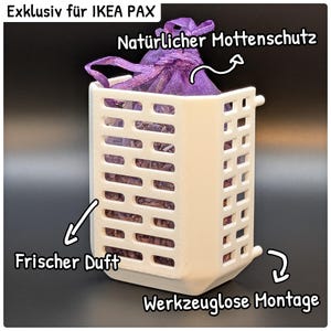 Op de afbeelding: Een crèmekleurige, rechthoekige container met sleuven en een paars zakje erin. Tekst op de afbeelding is onder meer "Exklusiv für IKEA PAX", "Frischer Duft", "Natürlicher Mottenschutz" en "Werkzeuglose Montage".