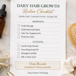 Op de afbeelding: Een dagelijkse checklist voor haargroei op wit papier, met een gouden pen, een bruine fles met een druppelaar, een houten haarborstel en een witte scrunchie. De checklist bevat ochtend- en avondstappen voor haarverzorging.
