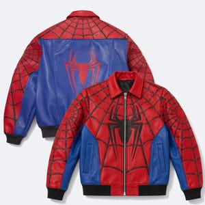 Op de afbeelding: Een rood en blauw leren jack met een zwart spinnenwebpatroon op de schouders en mouwen. De voorkant heeft een groot zwart spinnenembleem en een zilveren rits, terwijl de achterkant een groot rood spinnenembleem toont.