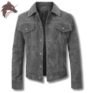 以下が含まれることがあります： グレーのスエードジャケット。ボタン留め、胸ポケット2つ、クラシックな襟付き。長袖で、体に合ったデザイン。カジュアルで汎用性の高いスタイルです。