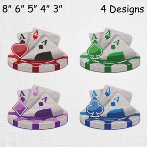 以下が含まれることがあります： 4種類のポーカーチップのデザイン。それぞれ異なるカードのスートが描かれています。各デザインには、各スートのエースが描かれたカードの山があります。チップの色は赤、緑、紫、青です。「4 Designs」の文字が上部にあります。