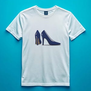 Peut inclure: T-shirt blanc avec un motif de deux escarpins bleu marine. Les chaussures sont représentées dans un style minimaliste, mettant l'accent sur leur forme. Le t-shirt est en matière douce et convient pour un usage décontracté.