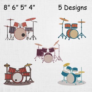 Puede incluir: Cinco diseños de batería en varios colores, incluyendo rojo, azul y morado. La imagen incluye el texto "8" 6" 5" 4"" y "5 Designs". Cada batería presenta tambores, platillos y soportes.