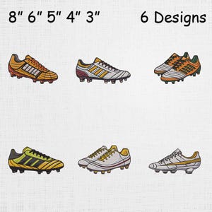 Puede incluir: Seis diseños de botas de fútbol en varios colores, incluyendo naranja, amarillo, blanco y verde. Las botas se muestran en un estilo de dibujos animados, con el texto "8" 6" 5" 4" 3"" en la parte superior. La imagen muestra diferentes estilos de calzado deportivo.
