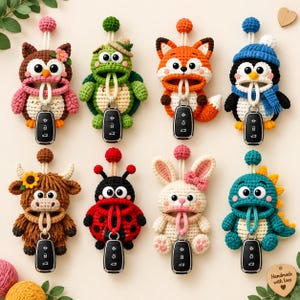Puede incluir: Ocho fundas de ganchillo para llaves con forma de búho, tortuga, zorro, pingüino, vaca highland, mariquita, conejo y dinosaurio. Cada personaje tiene una boca abierta que sujeta un mando de coche negro unido a un lazo de ganchillo.
