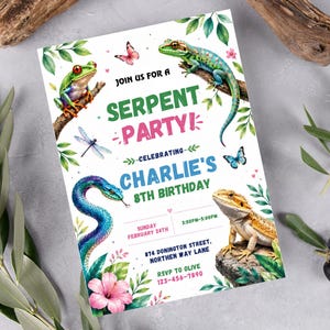 以下が含まれることがあります： チャーリーの8歳の誕生日を祝う「Serpent Party！」のカラフルな招待状。カエル、トカゲ、ヘビ、蝶のイラストが特徴で、パーティーの詳細は下に印刷されています。