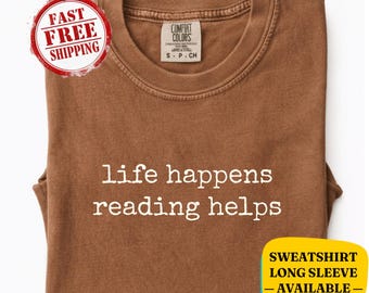 Camiseta Comfort Colors® "La vida sucede, ayuda a leer" - Sudadera para amantes de los libros - Regalo para lectores