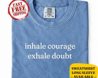 Camiseta y sudadera Comfort Colors® Inhala Coraje Exhala Duda: regalo motivacional, inspirador, de salud mental, autocuidado y empoderamiento.
