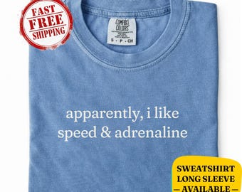 Camiseta Comfort Colors® "Aparentemente me gusta la velocidad y la adrenalina" - Sudadera de automovilismo - Regalo para entusiastas de las carreras, camiseta de deportes extremos
