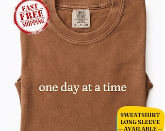 Camiseta "Un día a la vez" de Comfort Colors®: camiseta y sudadera con cita inspiradora, motivacional y positiva. Regalo de autocuidado y atención plena.
