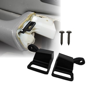 以下が含まれることがあります： 黒いプラスチック製の車のドアハンドル修理キット。キットには、2つの黒いプラスチック製ブラケット、2本のネジ、車のドアハンドルのセクションが含まれています。ドアハンドルはグレーです。