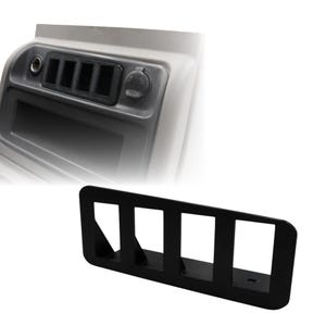 以下が含まれることがあります： 自動車または海洋用途向けに設計された、4つの長方形の開口部を備えた黒いスイッチパネル。 パネルは別々に表示され、電源コンセントやその他の開口部を備えたライトグレーのダッシュボードに設置されています。