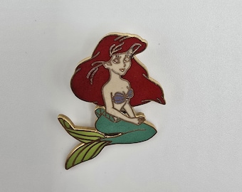 Pin oficial vintage de Disney que muestra a Ariel de La Sirenita con contorno dorado.