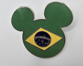 Pin oficial vintage de Disney con los colores de la bandera de Brasil dentro de la forma de la cabeza y las orejas de Mickey Mouse.