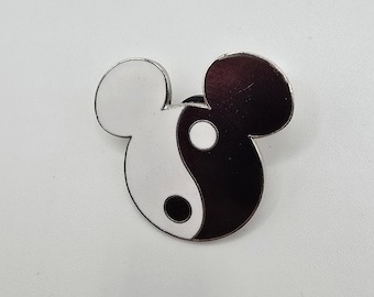 Pin oficial vintage de Disney de un yin yang dentro de la forma de la cabeza y las orejas de Mickey Mouse