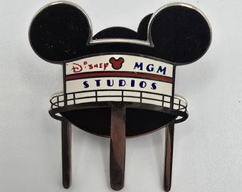 Pin oficial vintage de Disney de la Torre Eiffel con la inscripción "Disney MGM Studios".