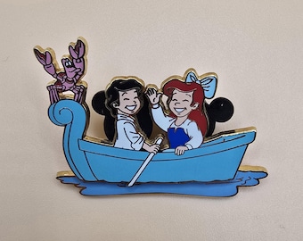 Pin oficial vintage de Disney que muestra a una joven Ariel y al Príncipe Eric de La Sirenita en un pequeño bote con el cangrejo Sebastián.