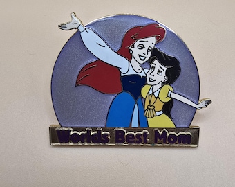 Pin oficial de Disney que muestra a Ariel y a su hija Melody de La Sirenita II y dice "La mejor mamá del mundo".