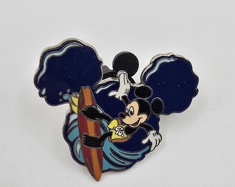 Pin oficial vintage de Disney de Mickey Mouse surfeando dentro de la forma de su cabeza y orejas.