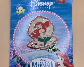 Pin oficial vintage de Disney que muestra a Ariel de La Sirenita sentada en una concha marina.
