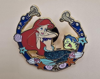 Pin oficial vintage de Disney que muestra a Ariel y Flounder de La Sirenita.