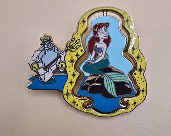 Pin oficial vintage de Disney que muestra a Ariel y al Rey Tritón, con Ariel como una figura giratoria que pasa de tener cola a llevar un vestido.