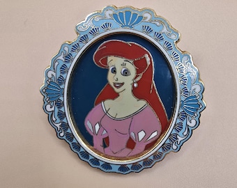 Pin oficial vintage de Disney que muestra un retrato enmarcado de Ariel de La Sirenita con un vestido rosa.