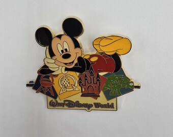 Broche oficial vintage de Disney de Mickey Mouse con imágenes y "Walt Disney World" debajo.