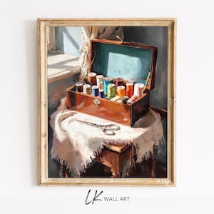 Puede incluir: Pintura enmarcada de una caja de costura de madera abierta, llena de coloridas bobinas de hilo. La caja está sobre una mesa cubierta con un paño blanco, con unas tijeras delante. Estética vintage.